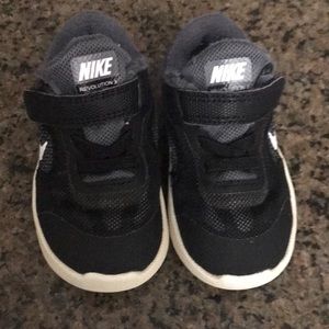 Nike toddler shoes size 6c